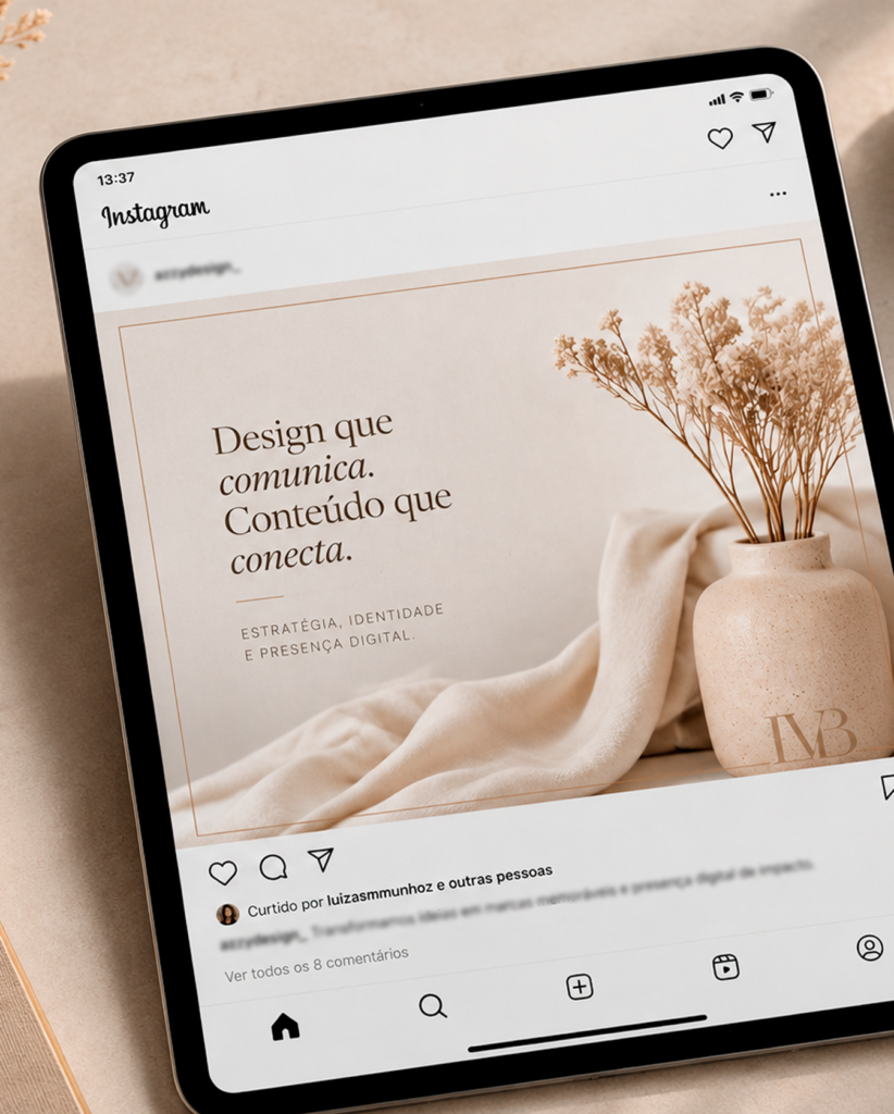 Mockup em tablet exibindo uma publicação do Instagram criada pela Agencia azzy - marketing para medicos. O post possui estética minimalista em tons neutros e bege, com a frase principal 'Design que comunica. Conteúdo que conecta.', seguida por 'ESTRATÉGIA, IDENTIDADE E PRESENÇA DIGITAL.'. A imagem traz um vaso de cerâmica bege com flores secas e um tecido fluído ao fundo.